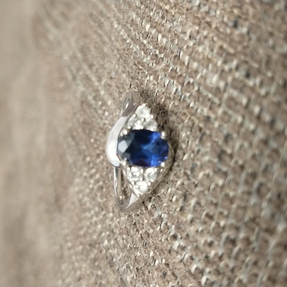 Beautiful 10k white gold blue sapphire ring with diamonds - Picture 2 of 4